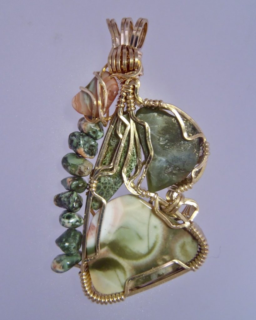 back side of wire pendant